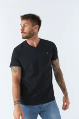 Remera básica de hombre con escote en V y manga corta. Presenta un diseño liso con logo bordado en el pecho.