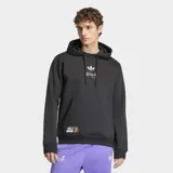 Buzo con capucha Adidas de la colección Bob Marley, color negro, confeccionado en tela fleece. Presenta el logo del Trifolio bordado en el pecho junto a una firma, y un parche gráfico rectangular en la parte inferior frontal. Posee capucha con cordón de ajuste, bolsillo tipo canguro y puños y ruedo acanalados.