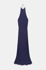 Vestido largo azul marino de viscosa, con cuello halter, espalda descubierta y diseño evasé en la parte inferior.