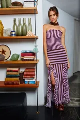 Falda larga de tul con rayas horizontales color lila y marrón chocolate. Presenta volados verticales en los laterales y dos tajos frontales.