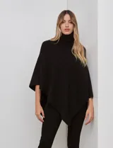 Poncho tejido color negro, con cuello polera y diseño de trenzas diagonales en el frente. Presenta un corte asimétrico en el ruedo.