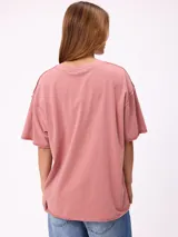 Remera de algodón con efecto lavado, corte holgado y cuello redondo. Presenta un diseño con el logo de la marca bordado en el mismo tono en el frente.