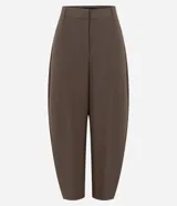 Pantalón de sastrería color marrón, de tiro medio y diseño barrel, con recortes frontales estructurados y cintura con pasantes.