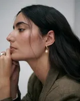 Aros de aro irregular bañados en oro de 24K con dije colgante de perla de río engarzada.