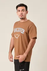 Remera blanca de algodón con estampado negro que dice 'Vancouver Canada' y un diseño de hojas.