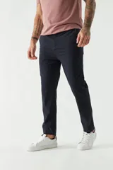 Pantalón chino de corte skinny, color azul marino, con bolsillos laterales y traseros. Se ajusta a la cintura con cinturón.