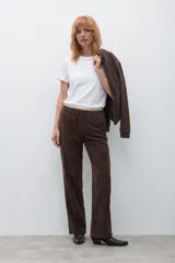Pantalón tipo jogger de pana color chocolate, con cintura elástica y detalle de vivo en contraste en la parte superior.