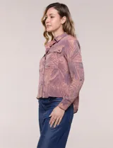 Camisa liviana de rayón y poliéster color marrón con estampado de hojas, cuello camisero, bolsillos frontales con solapa y manga larga.