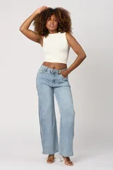 Pantalón de jean celeste de corte wide leg con licra y una franja azul marino a los costados.