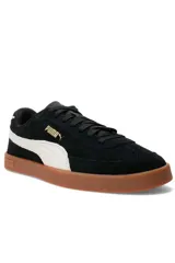 Championes Puma modelo Club Era II Suede, color negro con detalles en mostaza y suela de goma marrón.