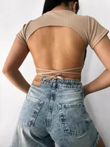 Remera corta de morley con mangas cortas y tiras para atar en la cintura.