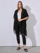 Kimono negro de gasa con apliques de brillos.