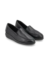 Mocasines negros de cuero con suela anatómica y diseño tipo slip-on.