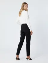 Pantalón color beige de gabardina elastizada, marca Ruby Rd. Delantera con bolsillos simulados y trasera con bolsillos aplicados. Corte recto.