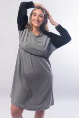 Camisón maternal de manga larga con diseño bicolor, cuerpo en gris melange y mangas en negro. Presenta un corte holgado con sistema de lactancia integrado debajo del busto.