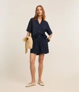 Short femenino color azul marino, modelo runner evasé, con cintura elástica ajustable y botón. Presenta bolsillos laterales y un corte suelto.