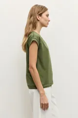 Remera verde oliva con cuello en V, mangas cortas y detalle de vainillas en las costuras de las mangas y el ruedo.