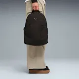 Mochila Puma de tamaño pequeño en color negro, con textura arrugada y logo de la marca en tono dorado en la parte frontal. Cuenta con correas ajustables y cierre principal.
