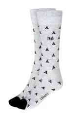 Medias de caña alta color gris melange con estampado de pequeños triángulos en color negro, punteras negras y logo de la marca estampado en el empeine.