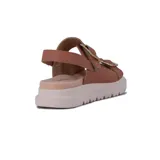 Sandalias negras con plataforma y dos tiras anchas con hebillas doradas.