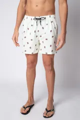 Short de baño color crema con estampado de cangrejos pequeños, cintura elástica con cordón ajustable y etiqueta con logo en el ruedo.