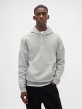 Canguro con capucha y cordones ajustables, confeccionado en tejido de algodón. Presenta un bolsillo frontal tipo canguro, puños y ruedo acanalados, y un pequeño logo bordado de la marca en el centro del pecho.