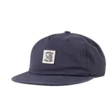 Gorra de visera plana color azul marino, con estructura de cinco paneles y parche rectangular con logo bordado en el frente.