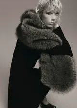 Vestido corto de punto canalé con diseño evasé y estilo peplum. Presenta cuello redondo, manga larga y un ajuste entallado en el torso que se abre en la cintura.