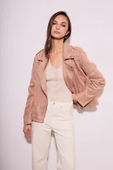 Campera tipo biker de gamuza sintética color rosa viejo, con cierre frontal cruzado, solapas con broches metálicos y bolsillos laterales con cierre.