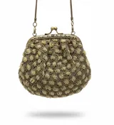 Bolso de mano tejido artesanalmente en hilo color verde oliva con detalles de canutillos dorados. Presenta una boquilla metálica estilo vintage y cadena a tono para llevar al hombro.
