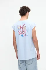 Musculosa de jersey de algodón pesado color marrón, de calce relaxed y con diseño estampado en la espalda con la frase "No Rush" y motivos ilustrados.