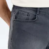 Bermuda vaquera de corte slim fit en color gris con efecto lavado vintage, con bolsillos laterales y traseros y cierre de botón y cremallera.