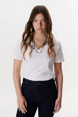 Remera de algodón blanca con escote en V, manga corta y corte clásico.