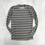 Buzo fino de manga larga con cuello redondo y estampado de rayas horizontales en tonos gris claro, gris oscuro y negro.