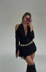 Vestido corto negro con escote halter, hombros descubiertos y mangas largas acampanadas.
