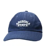Gorra tipo baseball de denim azul con bordado frontal en color blanco con el texto Arizona State.