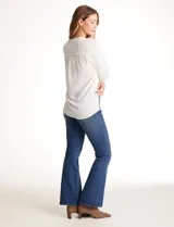 Blusa de gasa blanca, marca Catherine Malandrino, con cuello a la base y escote en V pronunciado. Incluye una pieza interna a tono para un escote discreto. Tiene manga larga con puño ancho y botón.