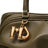 Cartera tipo bauletto de Marc Jacobs, confeccionada en cuero de cordero color verde oliva. Presenta un diseño estructurado con detalles drapeados en el frente, asas superiores y una correa de hombro ajustable y extraíble. Incluye herrajes metálicos dorados y un dije decorativo en la parte frontal.