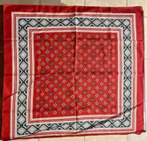 Pañuelo de seda marca Fratello, con diseño geométrico y tradicional en colores rojo, negro y celeste.