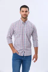 Camisa sport de manga larga con diseño a cuadros en tonos rojo, azul y blanco, con cuello con botones.