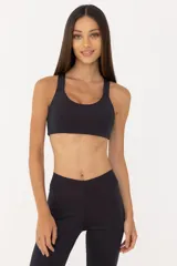 Top deportivo negro con espalda abierta y breteles finos. Cuenta con una banda inferior en la cintura y espacio para agregar tazas.