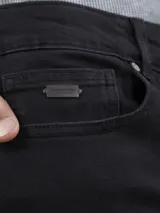 Pantalón de jean negro de corte recto.