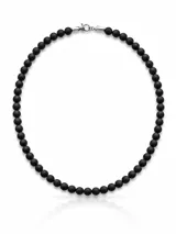 Collar de perlas de ágata negra con acabado mate, con cierre y terminaciones en acero inoxidable.
