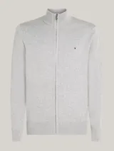 Cárdigan de punto color gris melange, confeccionado en mezcla de algodón y cachemira. Presenta cuello alto, cierre frontal de cremallera y el logo de Tommy Hilfiger bordado en el pecho.