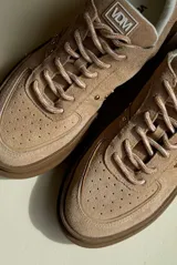 Championes urbanos de gamuza color tostado, con suela de goma al tono, cordones jaspeados y detalle de tachas metálicas doradas en los laterales. Presentan puntera perforada y etiqueta con logo VDM en la lengüeta.
