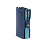 Billetera compacta de cuero sintético color marrón con doble compartimento de aluminio para tarjetas y bolsillo exterior con cierre metálico.