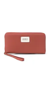 Billetera larga con cierre perimetral, confeccionada en material sintético con estampado botánico de flores silvestres sobre fondo claro. Cuenta con múltiples compartimentos internos para tarjetas, visor para documentos y un bolsillo interno con cierre. Incluye una correa de mano extraíble.