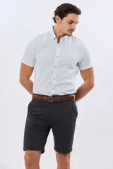 Bermuda clásica azul marino confeccionada en gabardina liviana de algodón con elastano, de corte recto y diseño liso.