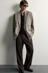 Blazer cruzado regular fit de corte clásico en tono marrón, confeccionado en tejido con motivo de cuadros pequeños, solapas de muesca, bolsillos con solapa en la cadera y botones oscuros a contratono.