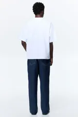 Remera de algodón con corte oversized, cuello redondo acanalado y diseño de hombros caídos.